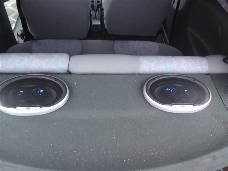 Hyundai Accent 1,5 GS 3d solgt - så har jeg fået nye baghøjtaler til min bil  6x9 500w Xzound  billede 18