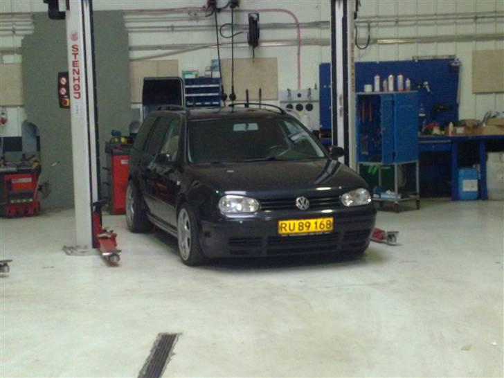 VW Golf 4 Variant solgt - Her står hun lige så fint på et ny (næsten) vasket værksted, og mit værktøjsskab ved siden af billede 5