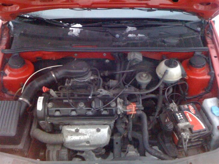VW Golf 3 1,6 CL Europe - endeligt et billede af det tarvelige motorrum, skal nok også have en tur en dag! billede 14