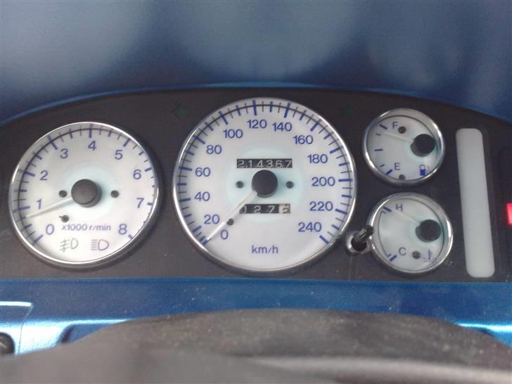 Mazda 323F BA solgt billede 8