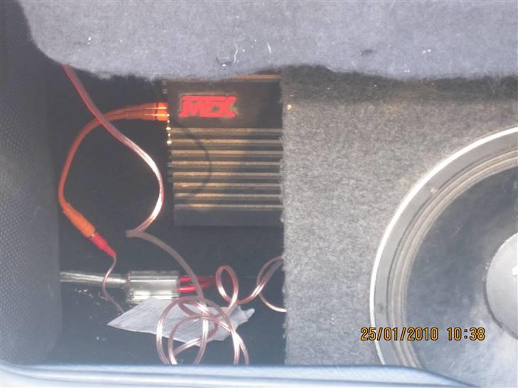 VW golf (Solgt) - Ja, kablerne skal skjules noget mere, men det kommer senere. billede 17