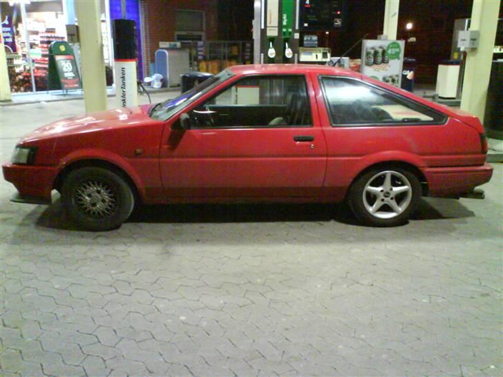 Toyota Corolla AE86 - så var det slut med de gamle dæk,, fik et par nissan 15" på,, de sidder langt inde under ;-) billede 10