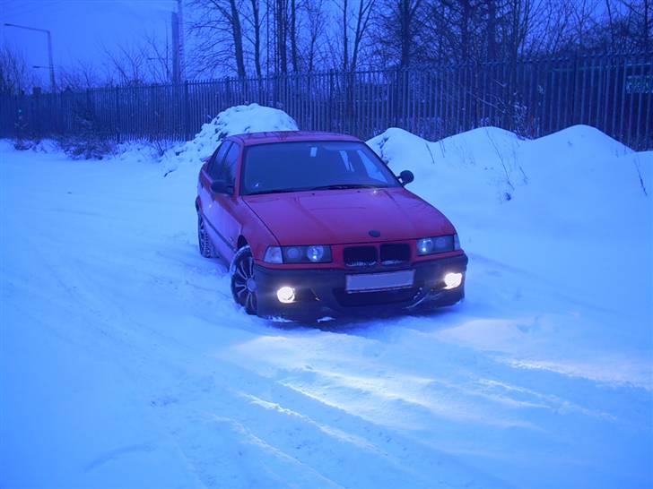 BMW 318i - Lidt fra fronten - med sne. billede 2