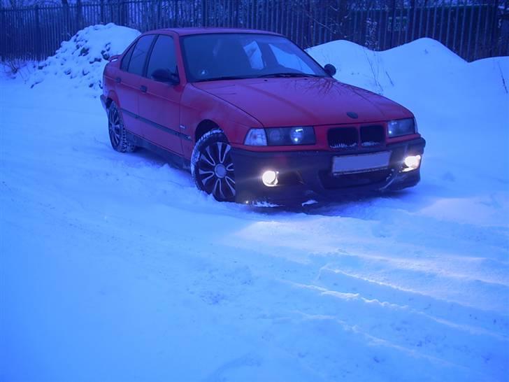 BMW 318i - Lidt fra fronten - med sne. billede 3