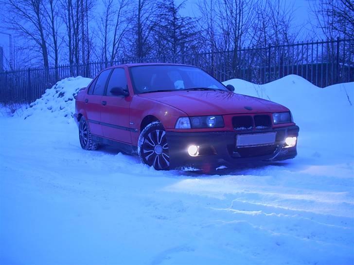 BMW 318i - Lidt fra fronten - med sne. billede 4
