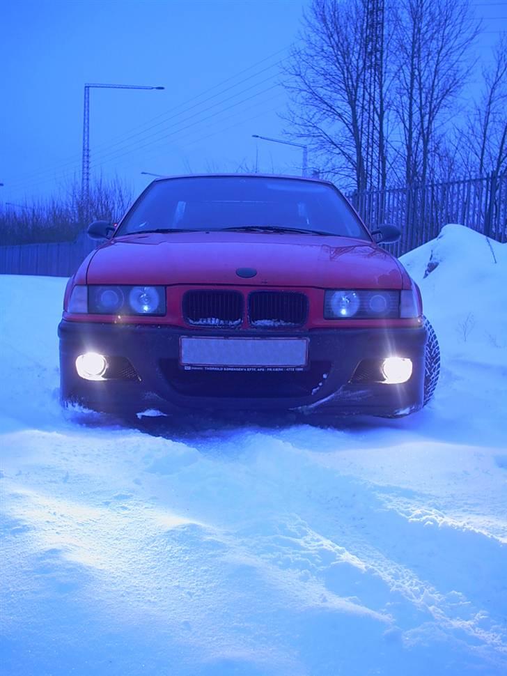 BMW 318i - Lidt fra fronten - med sne. billede 5