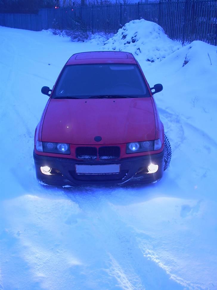 BMW 318i - Lidt fra fronten - med sne. billede 6