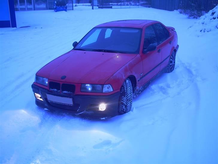 BMW 318i - Lidt fra fronten - med sne. billede 7