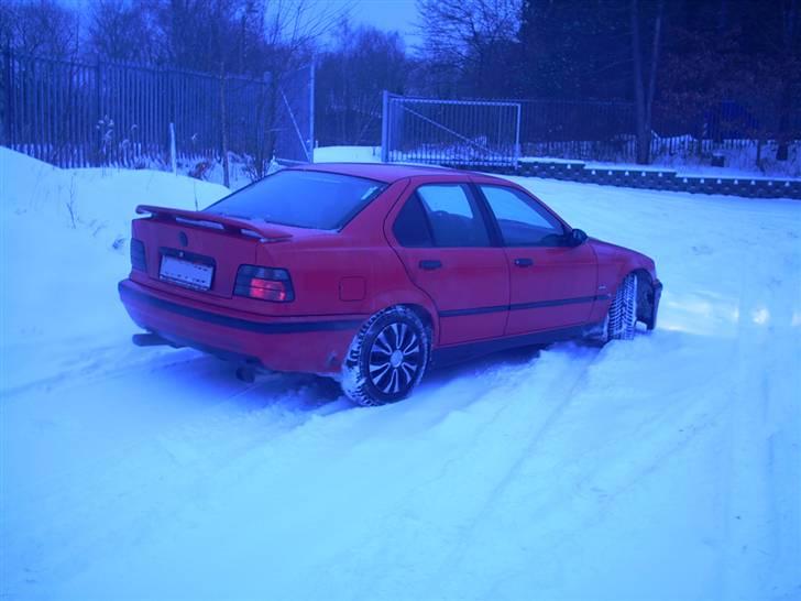 BMW 318i - Lidt fra siden - med sne. billede 8