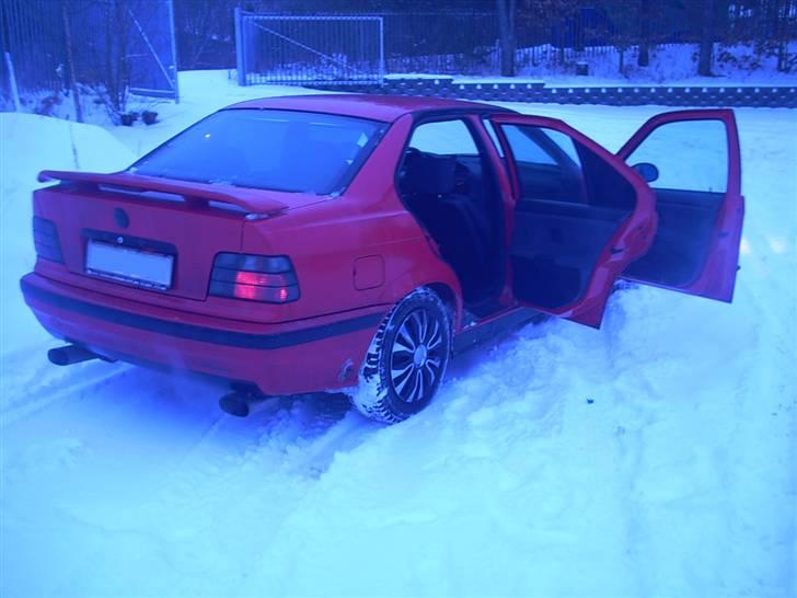 BMW 318i - Lidt fra siden - med sne. billede 9