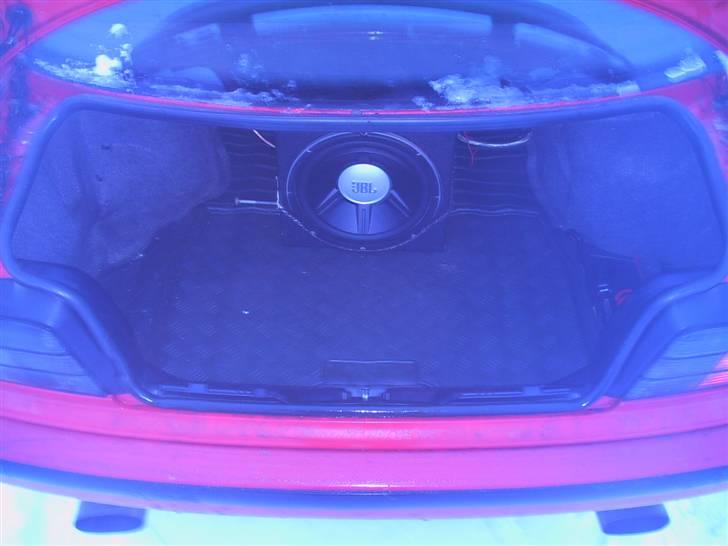 BMW 318i - Jbl sub til lige at give lidt bass. billede 13