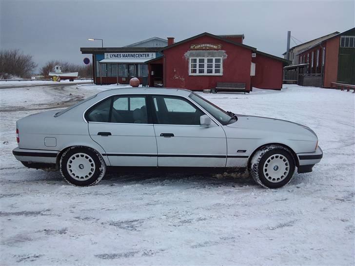 BMW 520I 12V solgt til skrot. - H-Side et par lister der sidder løse billede 3