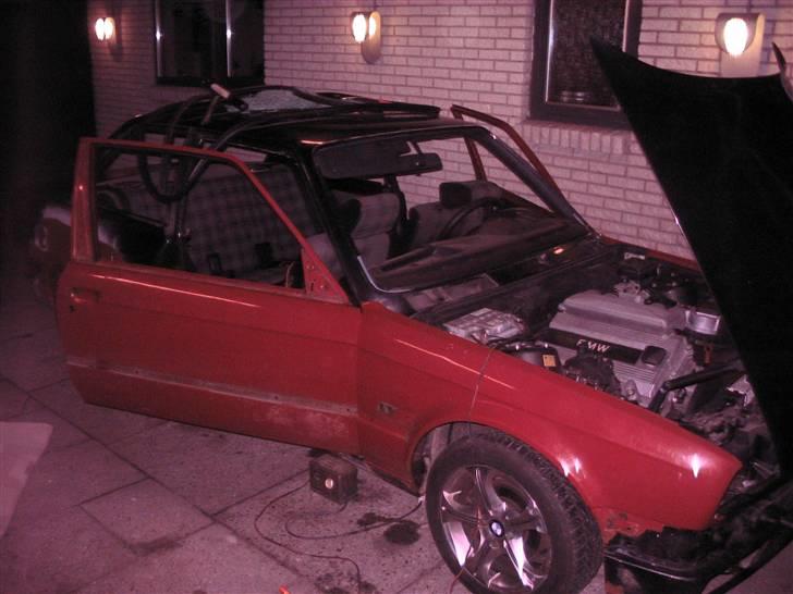 BMW E30 318IS / Solgt :'/ - Alt rust arbejde lavet, billeder taget lige inden den blev kørt til maler :) billede 2