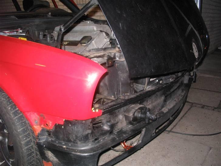 BMW E30 318IS / Solgt :'/ - Alt rust arbejde lavet, billeder taget lige inden den blev kørt til maler :) billede 4