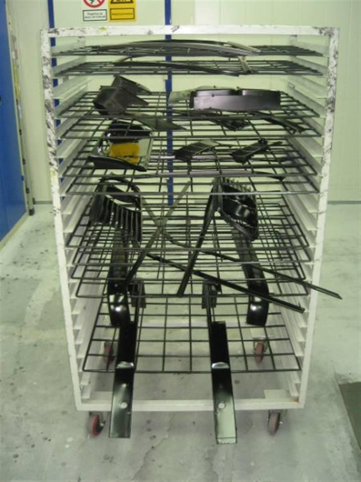 BMW E30 318IS / Solgt :'/ - Alle de sort lakerede detaljer... Lister, Nyrer, Forlygtegitter, Stødlister osv. billede 16