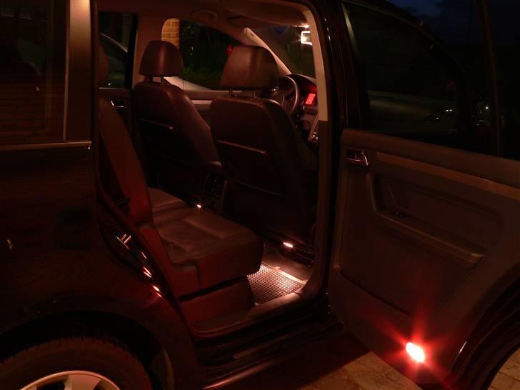 VW Touran trendline - fodrums belysning og indstignings lys i dørene. Eftermonteret billede 6