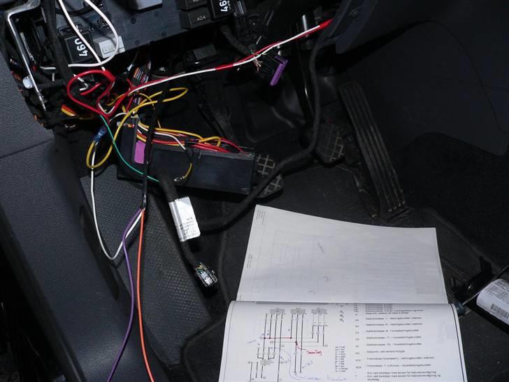 VW Touran trendline - Montage af orginal tyverialarm billede 10