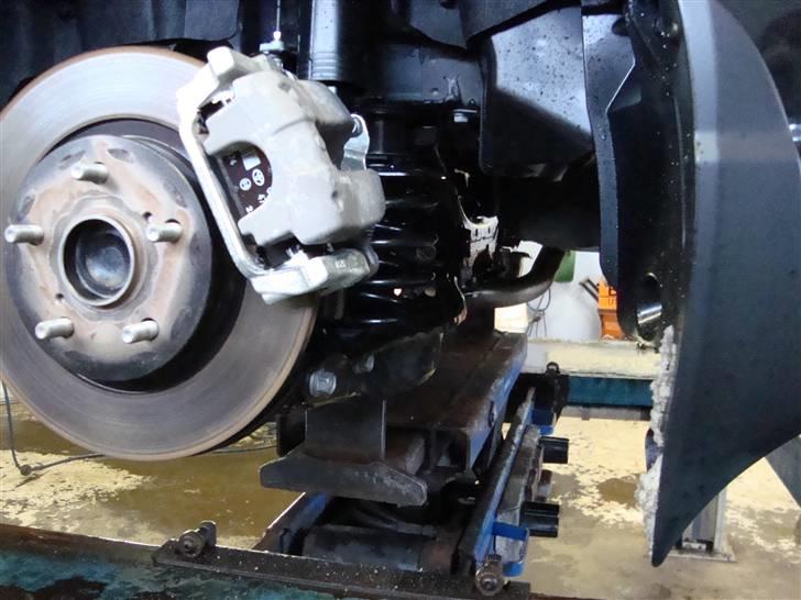 Toyota avensis - skulle lige have vinterdæk på. Er den ikke bare ren. Solgt  billede 4