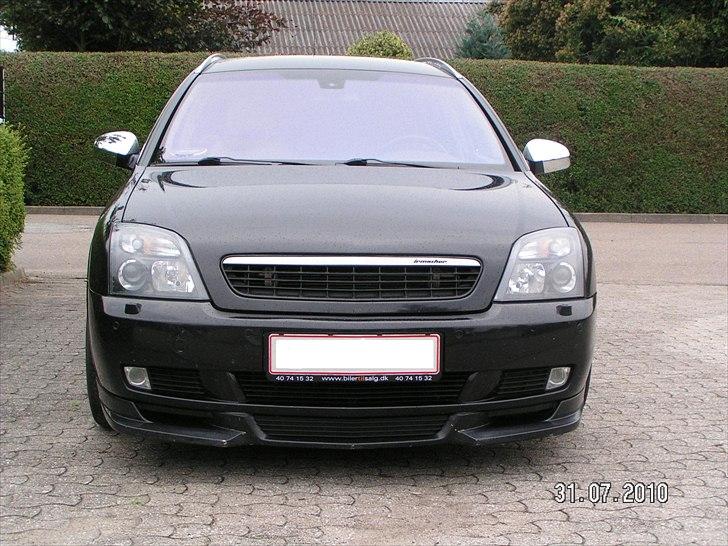 Opel Vectra C 3.0 V6 CDTi Wagon - Her ser man de originale xenon forlygterne med sort baggrund og den varmereflekterende forrude.. billede 2