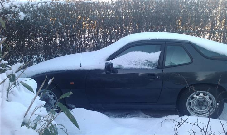 Porsche 924S - Pokker til sne, men fik da monteret vinterhjul. nænner dog ikke at sætte de originale krom caps på. billede 5