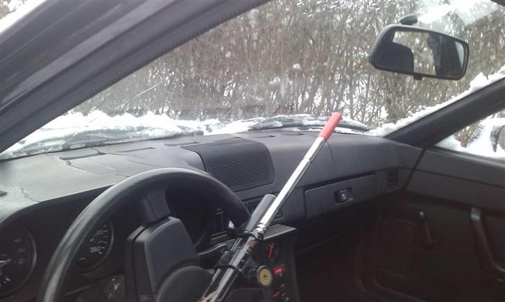Porsche 924S - Dashboard er revnet som det nu er på ALLE 924. :P billede 10