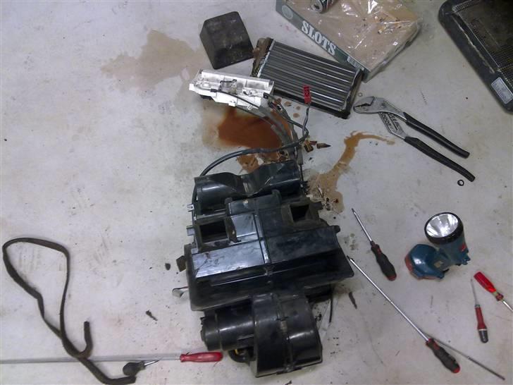 Audi 100 2,2 Turbo - SOLGT! - Udskiftning af varmelegme, det var en større omgang :P billede 16