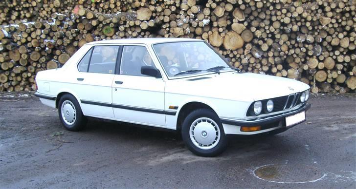 BMW E28 518i (SOLGT) billede 1