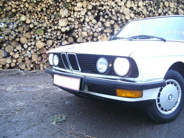 BMW E28 518i (SOLGT) billede 3