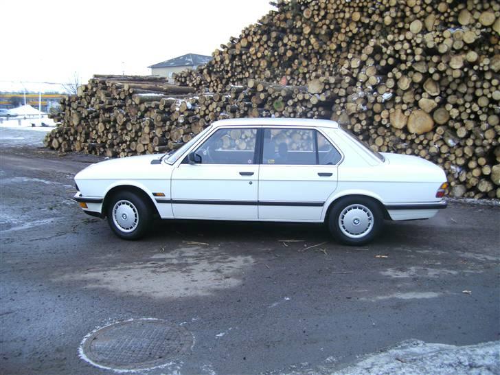 BMW E28 518i (SOLGT) billede 4