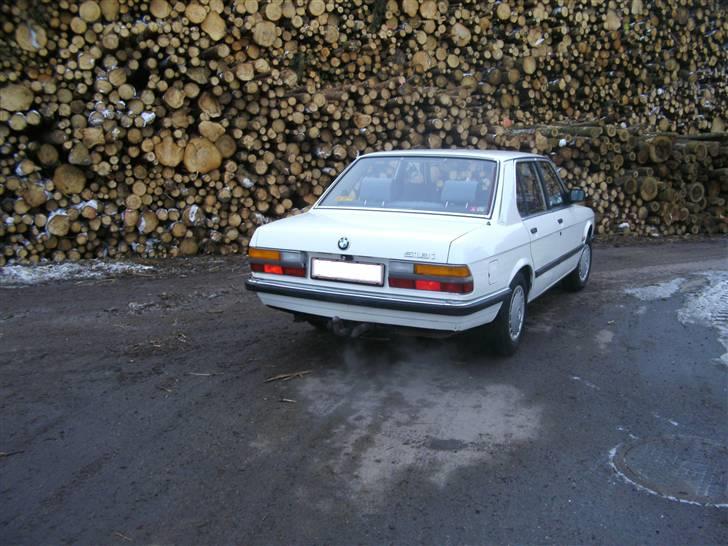 BMW E28 518i (SOLGT) billede 5