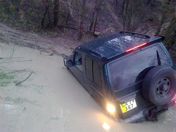 Mitsubishi pajero - det var så en varm sommerdag lige vejr til en dukkert men fandt da ud af den var tæt billede 6