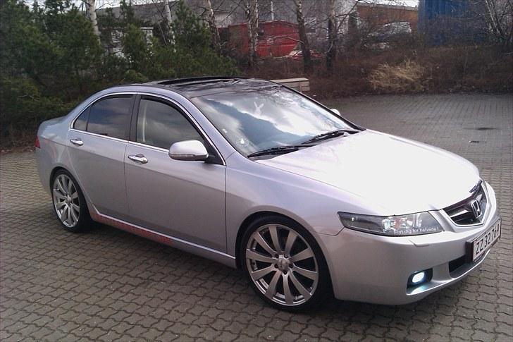 Honda Accord 2,4i Executive - Lidt reklame, masser af Xenon samt et udråb til langsomtkørende i overhaldningsbanen ;) billede 1