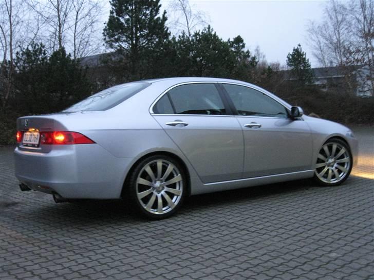 Honda Accord 2,4i Executive - Lækre linjer!! billede 2