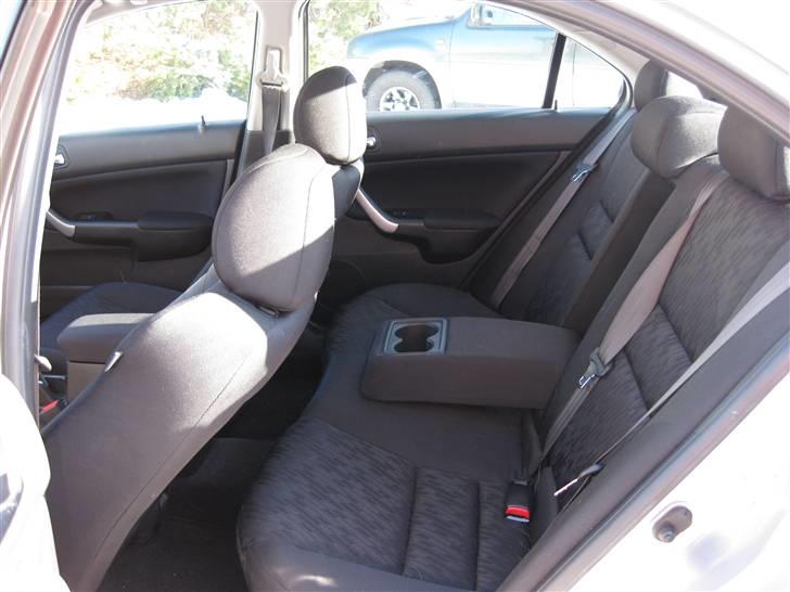 Honda Accord 2,4i Executive - Lækker kabine :) Med midterarmlæn nede, hvori der er kopholder :P billede 9