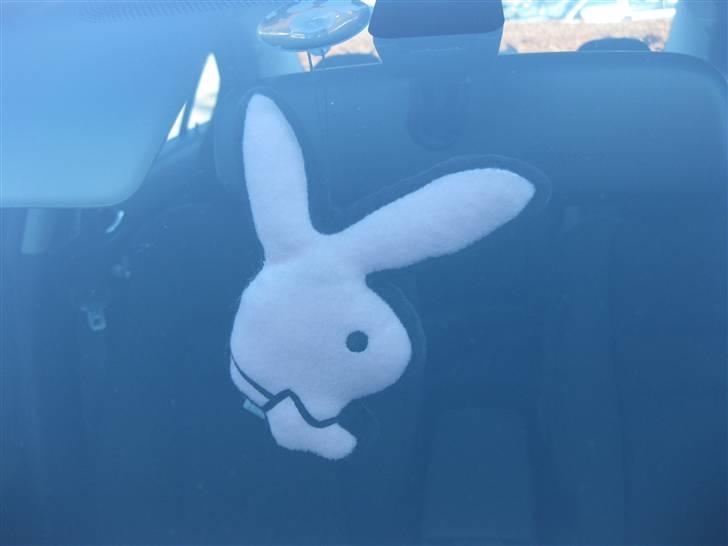 Honda Accord 2,4i Executive - Min PlayBoy Bunny, har sat i forruden på alle mine biler :) billede 16