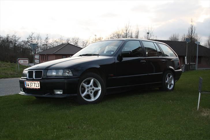 BMW e36 320i Touring Stjålet - efter 15år, så holder stilen faktisk meget godt endnu. billede 2