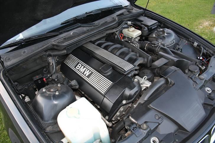 BMW e36 320i Touring Stjålet - Se hvor fin den er. Den får lige lidt creme hver gang der blir tjecket olie. billede 7