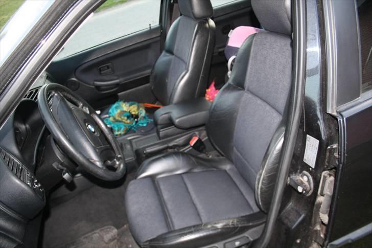 BMW e36 320i Touring Stjålet - Herlige sæder, som inden længe må vige pladsen for de nye læderstole. billede 9