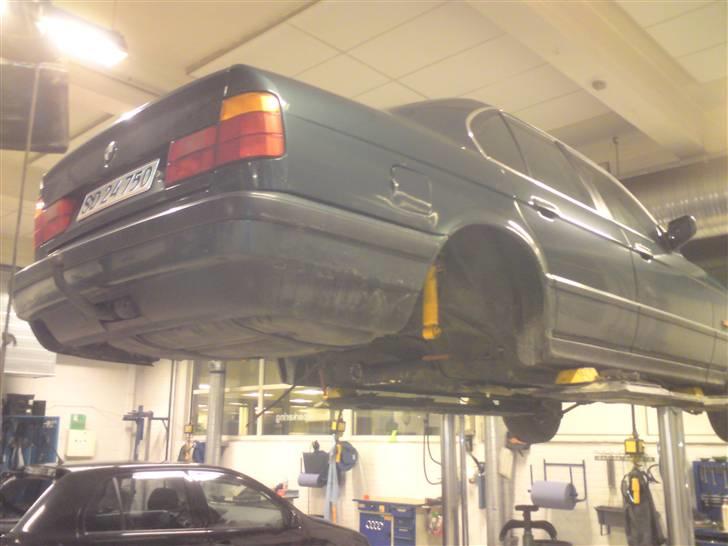 BMW E34  - Her får hun nye hjullejer, bagbro bøs, indicatore, bremser... nice men dyrt billede 12