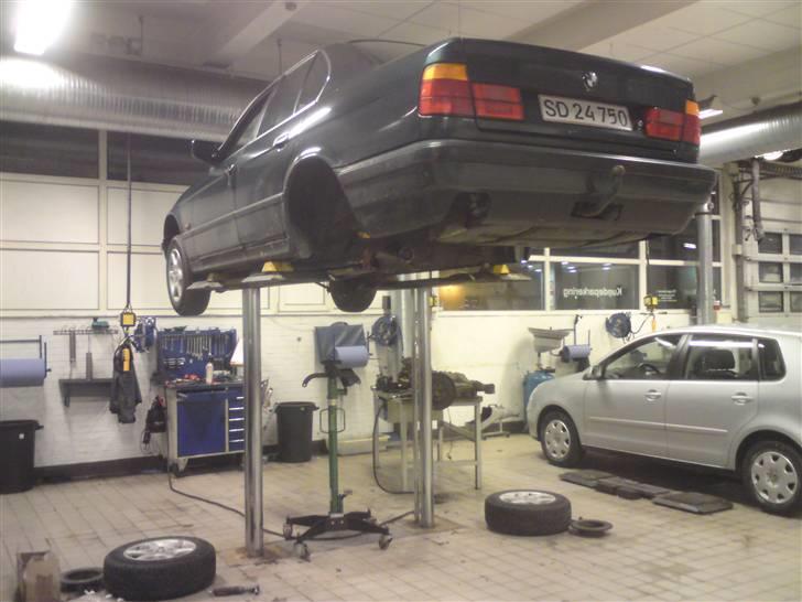 BMW E34  - Her får hun nye hjullejer, bagbro bøs, indicatore, bremser... nice men dyrt billede 13