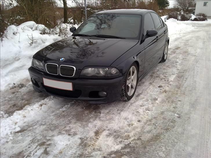 BMW 328i E46 - Bilen med M carbon motorhjelm og uden det hvide tag. På vinteralu. billede 17