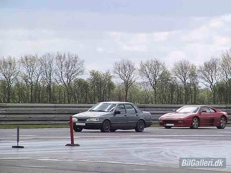Ford Sierra 2.0i CL *Solgt* - Mig der overhaler en Ferrari på Padborg Park. billede 16