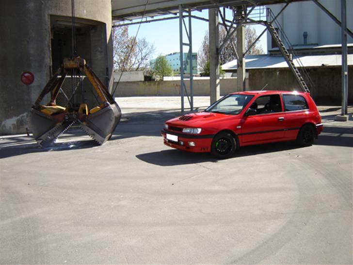 Nissan Sunny "Gadekrydset" - Lakken står stadig som ny! :D billede 3