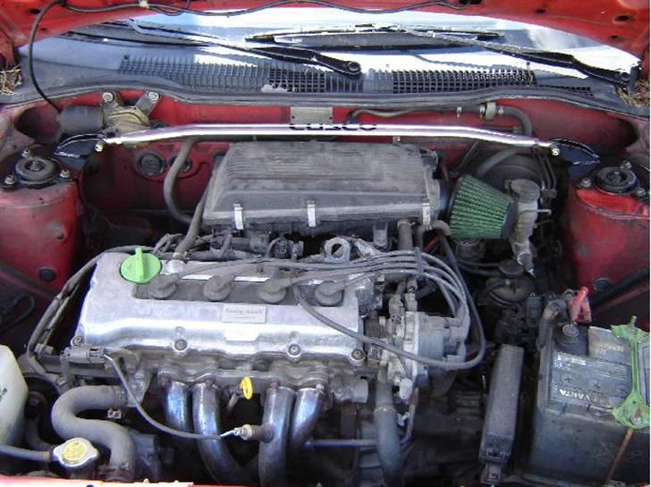 Nissan Sunny "Gadekrydset" - det lille motorrum...  billede 5
