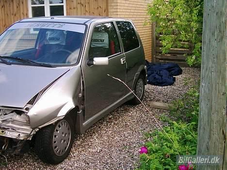 Fiat Cinquecento (fede links) - Her ses det hvordan den motoren er tvunget ud til højre (Sådan går det når gamle mænd ikke overholder ders vige pligt... fjols) billede 12