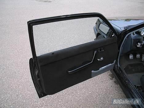 Mazda 323 1.3GT *SOLGT* - Hjemmelavede dørsider, de er som alt det andet også sort! :) billede 9