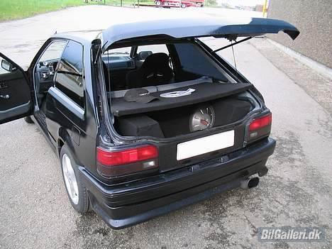 Mazda 323 1.3GT *SOLGT* - Anlægget... :) Spiller ganske godt... billede 10