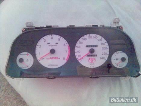 Toyota Corolla 1.6 GSi - SOLGT - Mit første forsøg på selv at lave hvide urskiver! Det gik meget godt synes jeg :)  billede 14