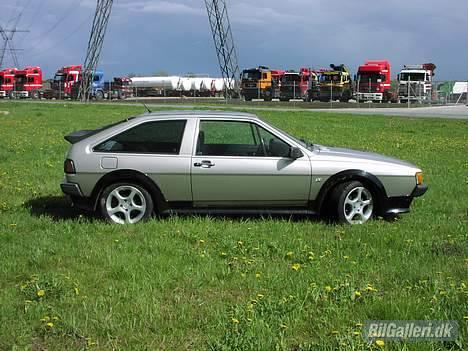 VW Scirocco GTX, TotalSkadet - Nyt billede efter den er sænket og nymalet. mangler at få mont. listen i bunden af døren. billede 11