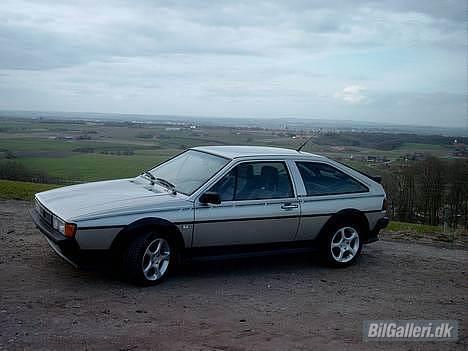VW Scirocco GTX, TotalSkadet - Før renovering. Den sort lakeret stafering hen af siden er malet på inden klarlakken. billede 13